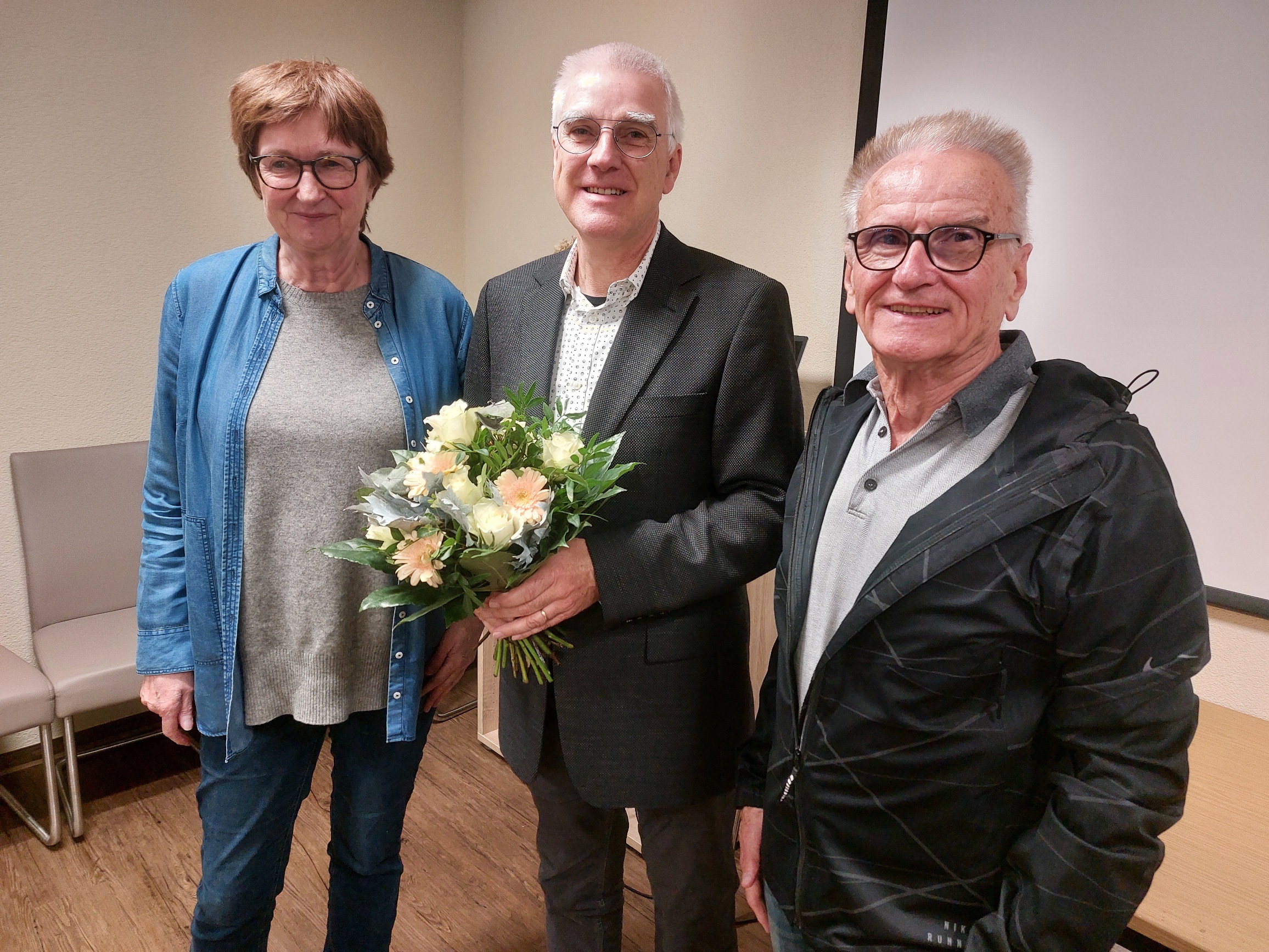 Jutta Heynold (links) und Werner Hehn (rechts) von den Liberalen Senioren Northeim-Einbeck bedanken sich bei Andreas Hartwig für den interessanten Vortrag