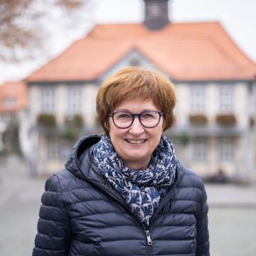Jutta Heynold vor der Alten Wache Northeim, Marktplatz