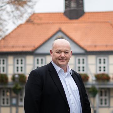 Tobias Schnabel vor der Alten Wache Northeim, Marktplatz